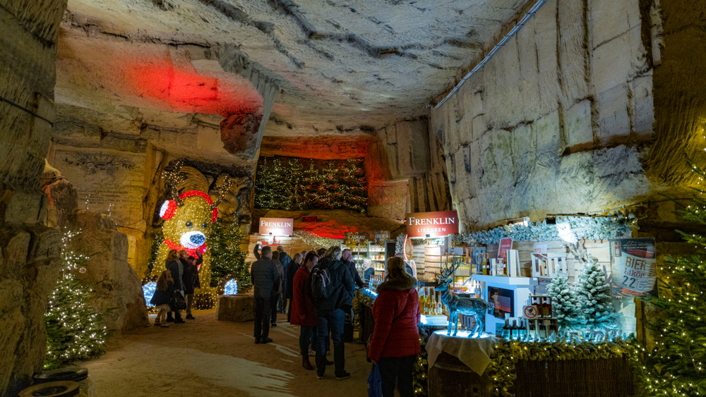 <font size=5><strong>#5 Valkenburg</strong></font><br><font size=4>Sprookjesachtige kerstervaring in ondergrondse grotten 🔔</font>