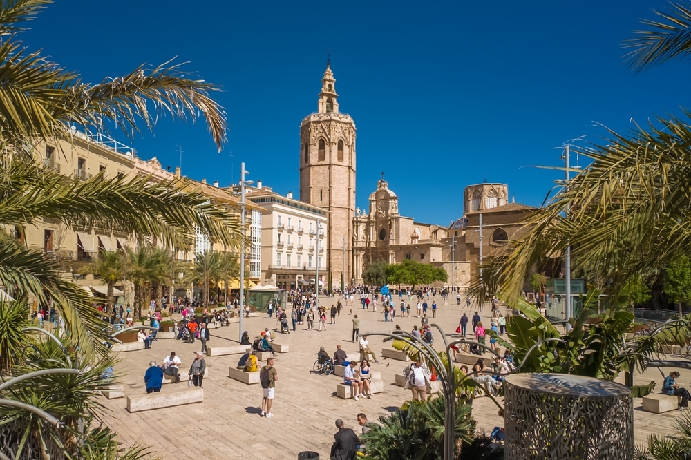 <font size=5><strong>#3 Valencia</strong></font><br><font size=4>Moderne architectuur en zonovergoten stranden 🇪🇸</font>